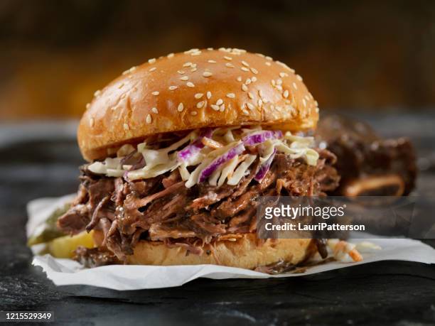 sandwich braisé de côte court de boeuf avec coleslaw sur un brioche bun - burger on grill photos et images de collection
