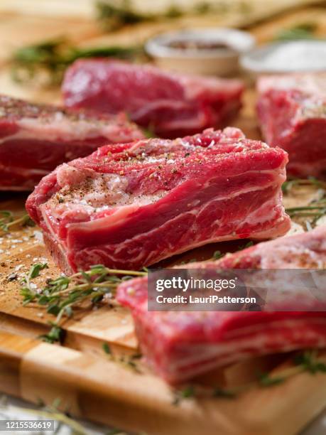 seasoning thick cut beef braising short ribs - raw stock pictures, royalty-free photos & images