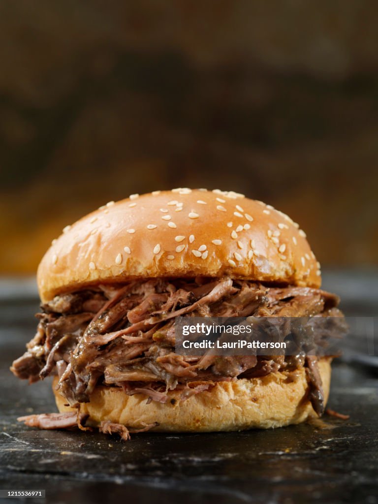 Geschmortes Rindfleisch Short Rib Sandwich auf einem Brioche Bun