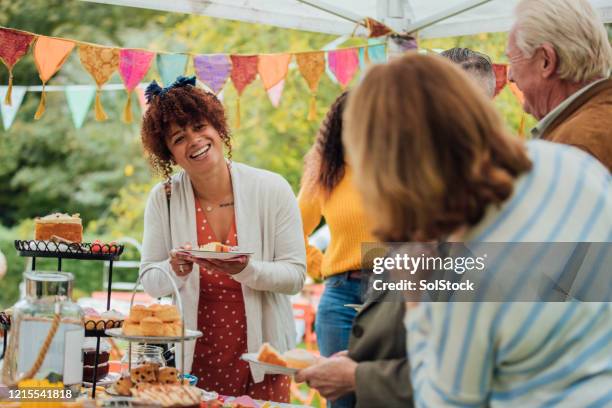 kuchen? - wohltätigkeitsfest stock-fotos und bilder