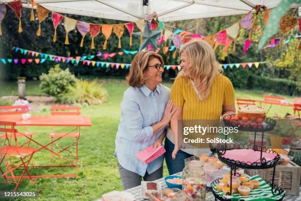 mit einem lachen - cakestand stock-fotos und bilder