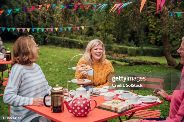 het hebben van een lach - tea time stockfoto's en -beelden