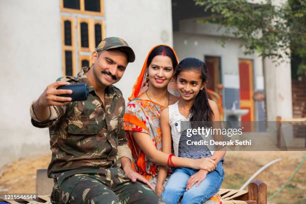 indian army soldier back to home stock photo - indian army stock pictures, royalty-free photos & images