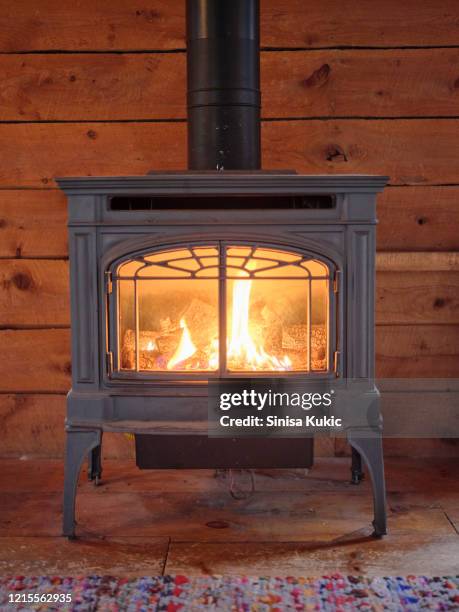 heating stove - wood burning stove fotografías e imágenes de stock