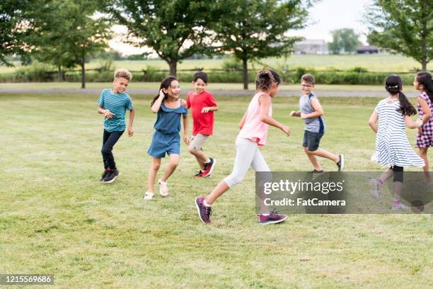 estudiantes de la escuela primaria juegan en la foto de stock de recess - tag 11 fotografías e imágenes de stock