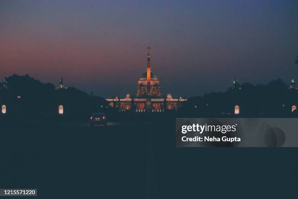 empty street - presidential palace (rashtrapati bhavan), new delhi, india - rashtrapati bhavan presidential palace stock pictures, royalty-free photos & images