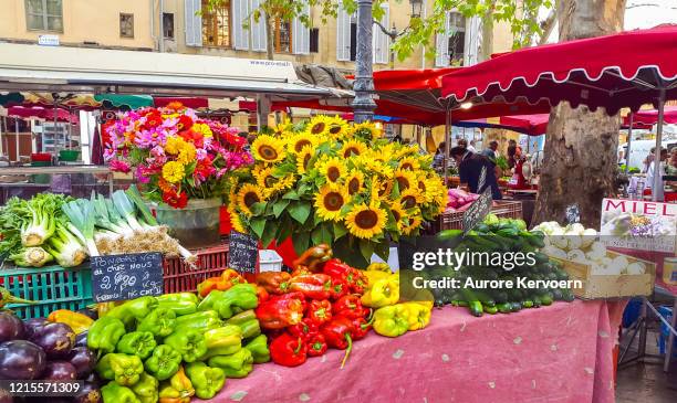 markt in aix-en-provence, frankreich - south stand stock-fotos und bilder