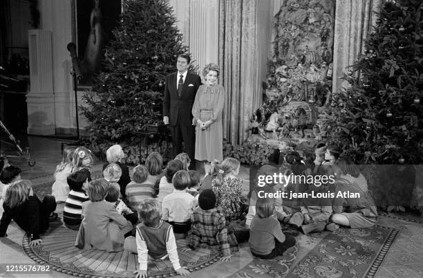 Le Président américain Ronald Reagan et sa femme Nancy Reagan ont allumé l'arbre de Noël de la Maison Blanche entouré d'enfants