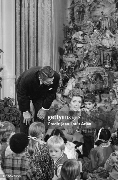 Le Président américain Ronald Reagan et sa femme Nancy Reagan ont allumé l'arbre de Noël de la Maison Blanche entouré d'enfants