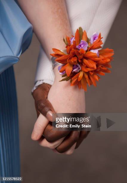 holding hands at a prom - prom stockfoto's en -beelden