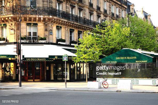 les deux magots, in saint germain des près closed, and empty streets during epidemic coronavirus, in 2020 in europe - boulevard saint germain stock pictures, royalty-free photos & images