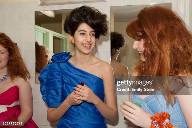 friends doing their make up in the bathroom at prom - britain in the 80s stock-fotos und bilder