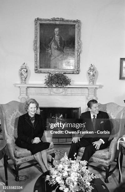 Le Président Américain Ronald Reagan reçoit à la Maison Blanche Margaret Thatchers pour les premiers entretiens concernant l'accord et la nécessité...