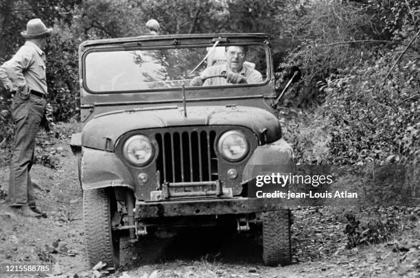 Le Président américain Ronald Reagan conduisant une Jeep dans son Ranch de Californie