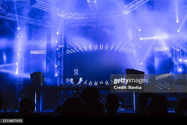 dj spielt techno-musik auf der bühne - light box stock-fotos und bilder