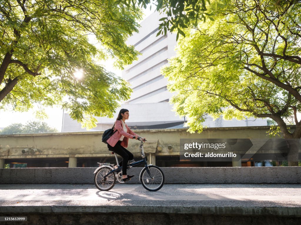 Jeune femme allant travailler à vélo