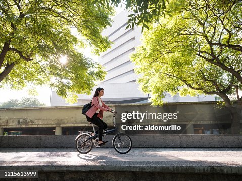 Jonge vrouw die met fiets gaat werken Jonge vrouw die met fiets gaat werken