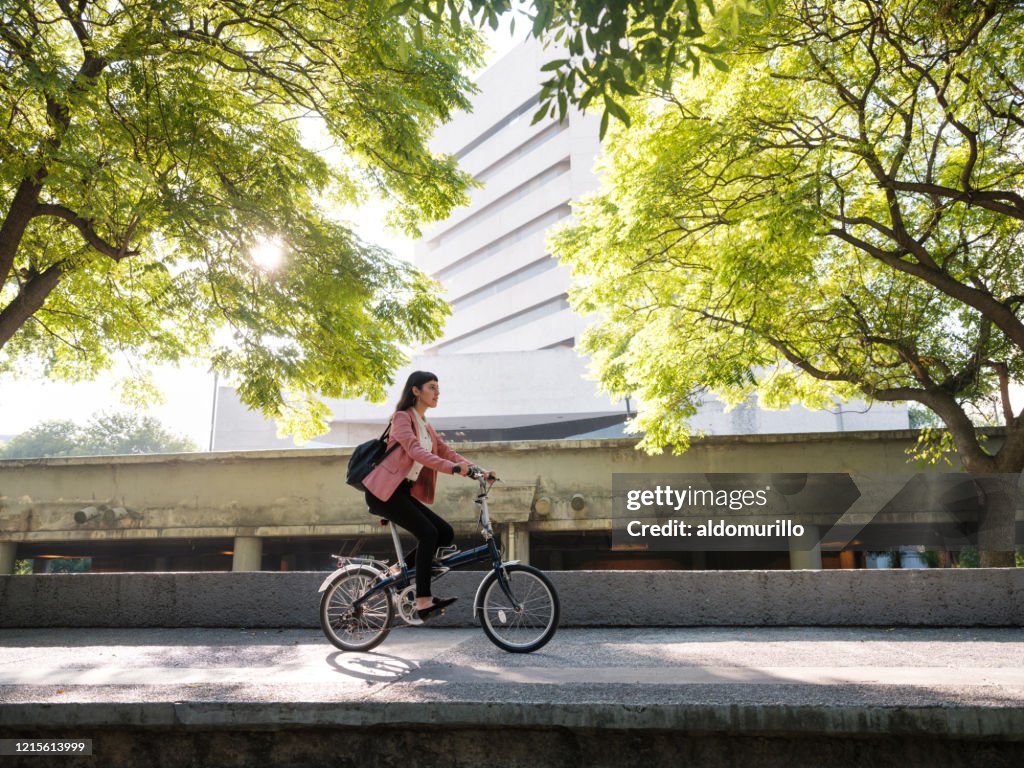 年輕女子騎自行車上班
