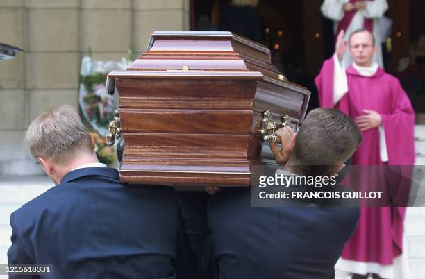 Des hommes portent le cercueil de l'ancien président des Fédérations Française et internationale de Tennis, Philippe Chatrier, le 28 juin 2000 à...