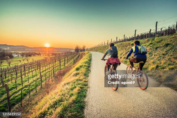 montar en bicicleta moutain en el campo - ciclismo fotografías e imágenes de stock