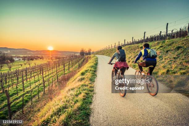 faire du vélo moutain à la campagne - couple voyage sport photos et images de collection