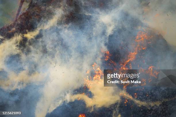 rice straw burning in the fields.dust (pm 2.5) - earth wind fire stock-fotos und bilder
