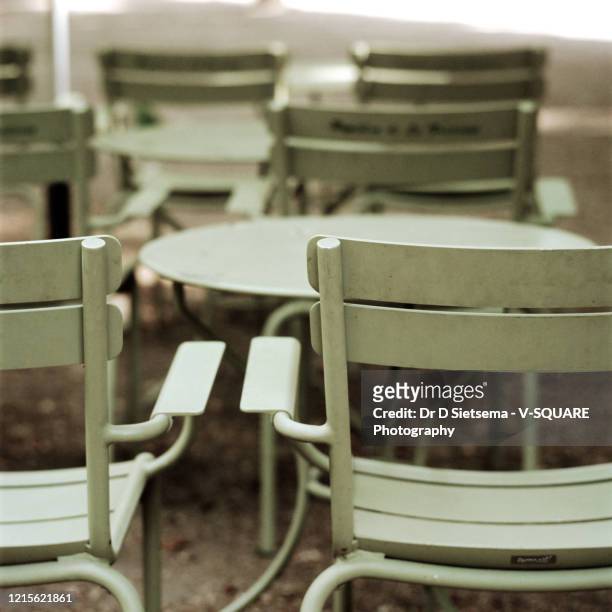 chairs and tables in le jardin du luxembourg - jardin du luxembourg photos et images de collection