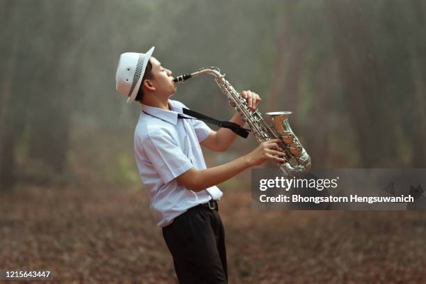 saxophonist - sassofono foto e immagini stock