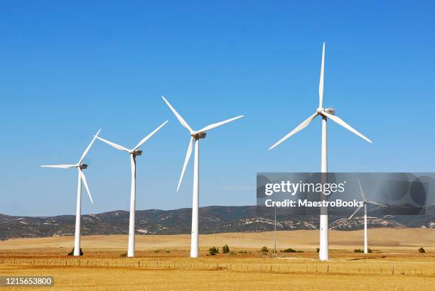 parques de turbinas eólicas y energía eólica en el sur de españa - windmill books fotografías e imágenes de stock