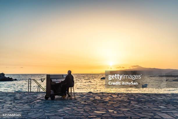tocando piano na frente do oceano - pianista - fotografias e filmes do acervo