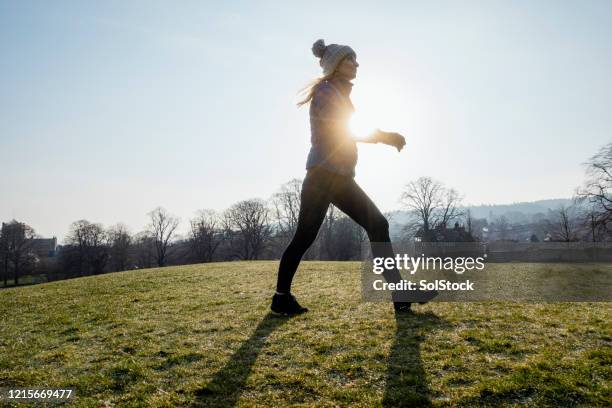 wandelen in de ochtend - cold morning stockfoto's en -beelden