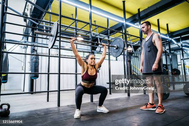 kvinnlig idrottsman huk och deadlifting med tränare - spotting bildbanksfoton och bilder