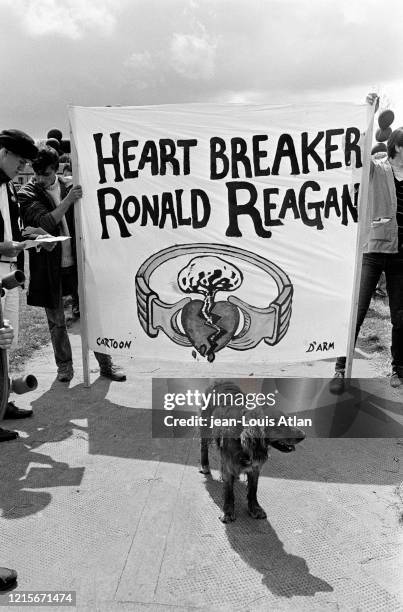 Manifestation contre la venu du Président américain Ronald Reagan en Irlande au château d'Ashford