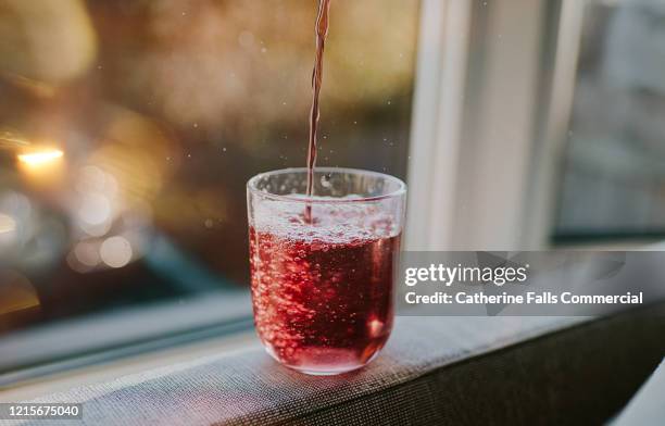 diluting juice - carbonation foto e immagini stock