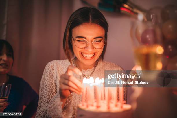 freunde feiern geburtstag mit kuchen - birthday stock-fotos und bilder