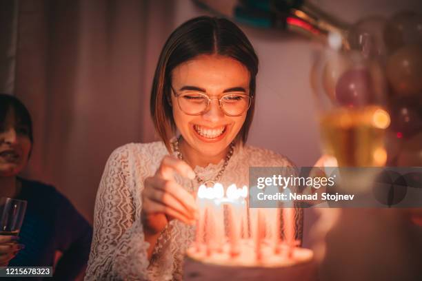 cumpleaños de celebración de amigos con pastel - cumpleañero fotografías e imágenes de stock