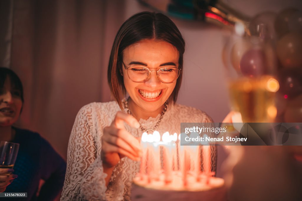 De vieringsverjaardag van vrienden met cake