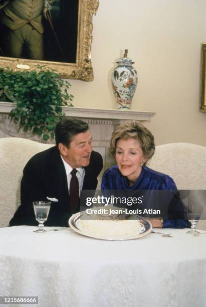 Le Président Ronald Reagan et Nancy Reagan sa femme fêtent leur 33e anniversaire de mariage à la Maison Blanche