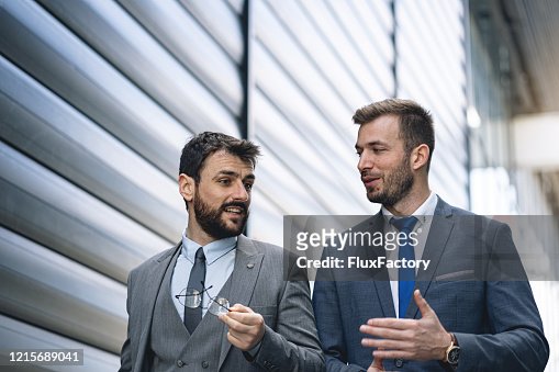 Guapos Hombres De Negocios Bien Vestidos En La Ciudad Foto de stock - Getty  Images