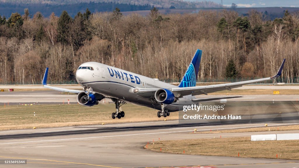 Boeing 767 United Airlines hebt vom Flughafen Zürich ab