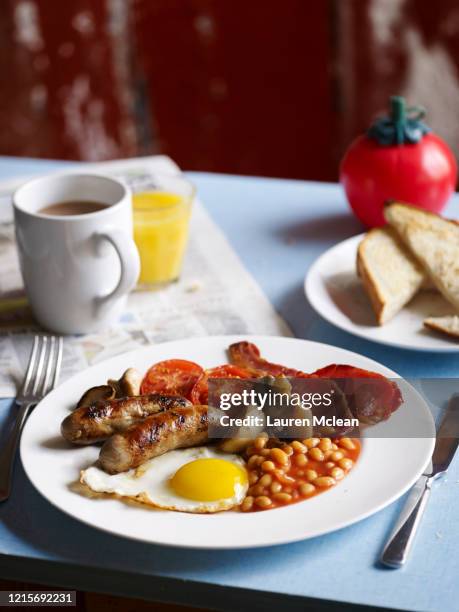 full english breakfast - english breakfast stock-fotos und bilder