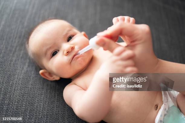 ビタミンを含む赤ちゃん - ビタミンd ストックフォトと画像