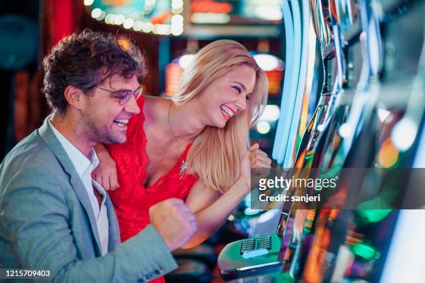 paar gewinnt auf einem spielautomaten - casino win stock-fotos und bilder