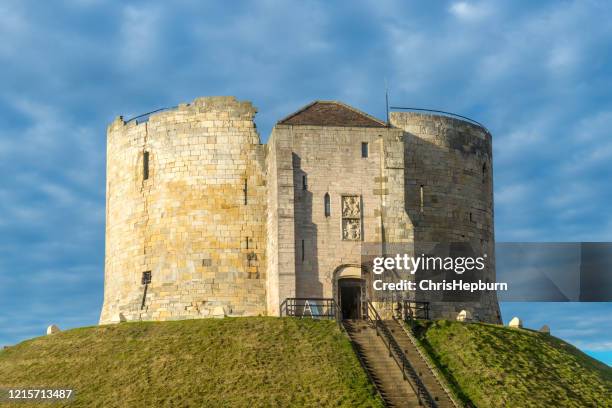 clifford's tower in york, yorkshire, england, uk - yorkshire imagens e fotografias de stock