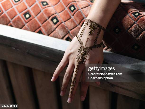 henna painting on asian female hand - tatuagem de henna imagens e fotografias de stock