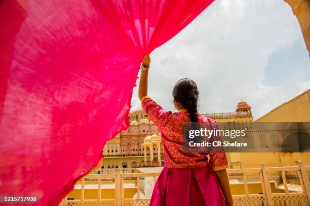 woman in front of the hawa mahal, jaipur, rajasthan, india. - indian subcontinent stock pictures, royalty-free photos & images
