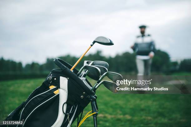 nahaufnahme einer golftasche auf einem golfplatz - golf stock-fotos und bilder