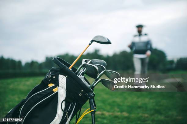 close-upschot van een golfzak in een golfcursus - golfbaan green stockfoto's en -beelden