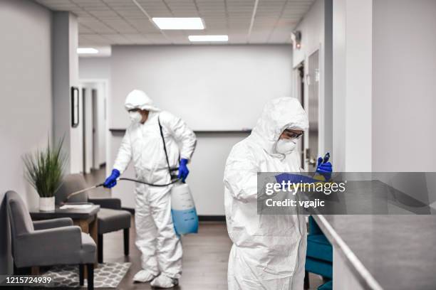 oficina de limpieza y desinfección - disinfection fotografías e imágenes de stock