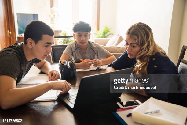 moeder homeschooling tienerjongens in zelf-isolatie, covid-19. - nosotroscollection stockfoto's en -beelden